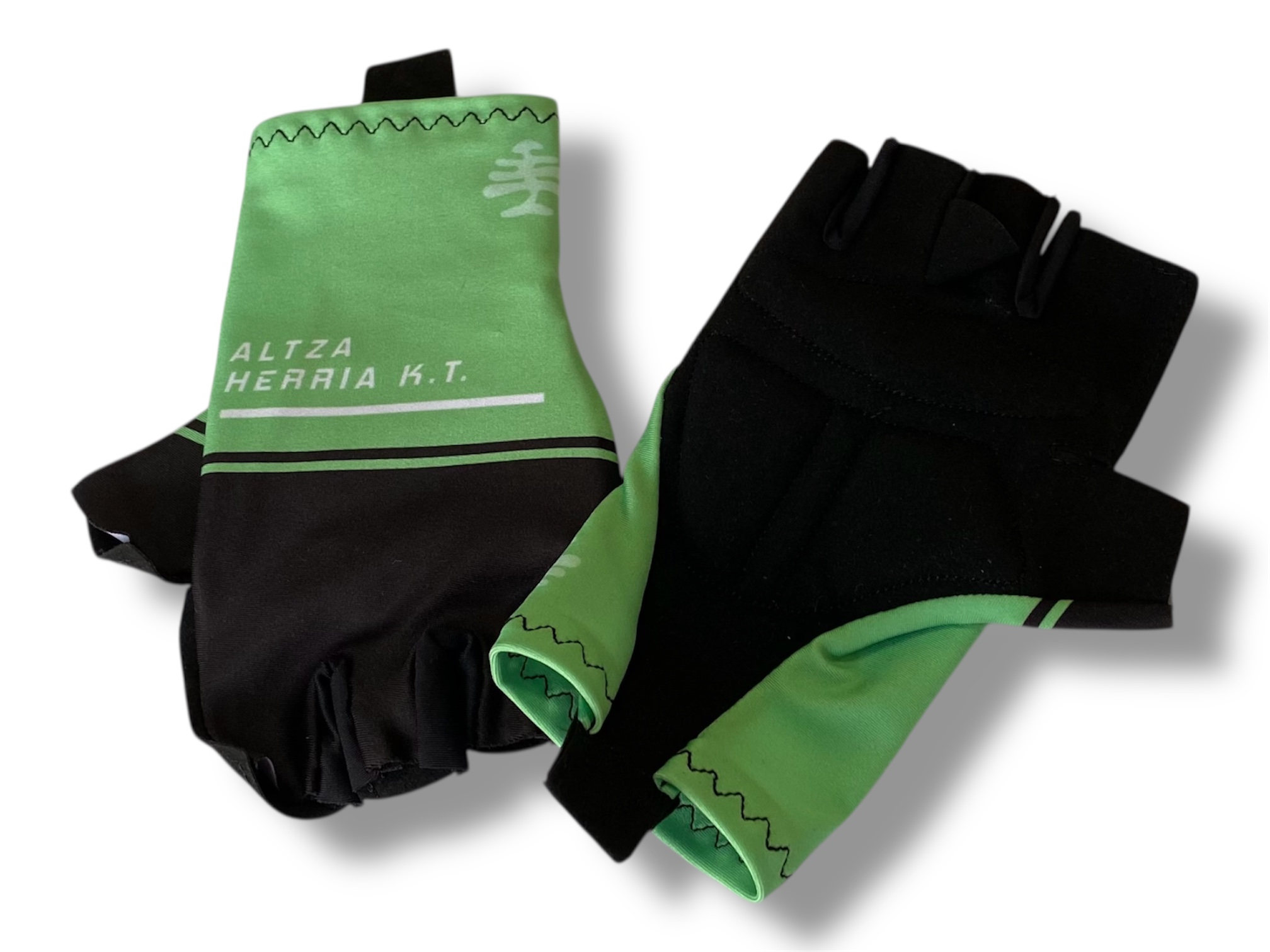 Guantes de ciclismo personalizados para el Club Altza Herria KT, diseñados y fabricados por Negua Extreme Sportwear